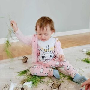 Żłobek montessori warszawa mokotów - Lwiątko podczas zabawy